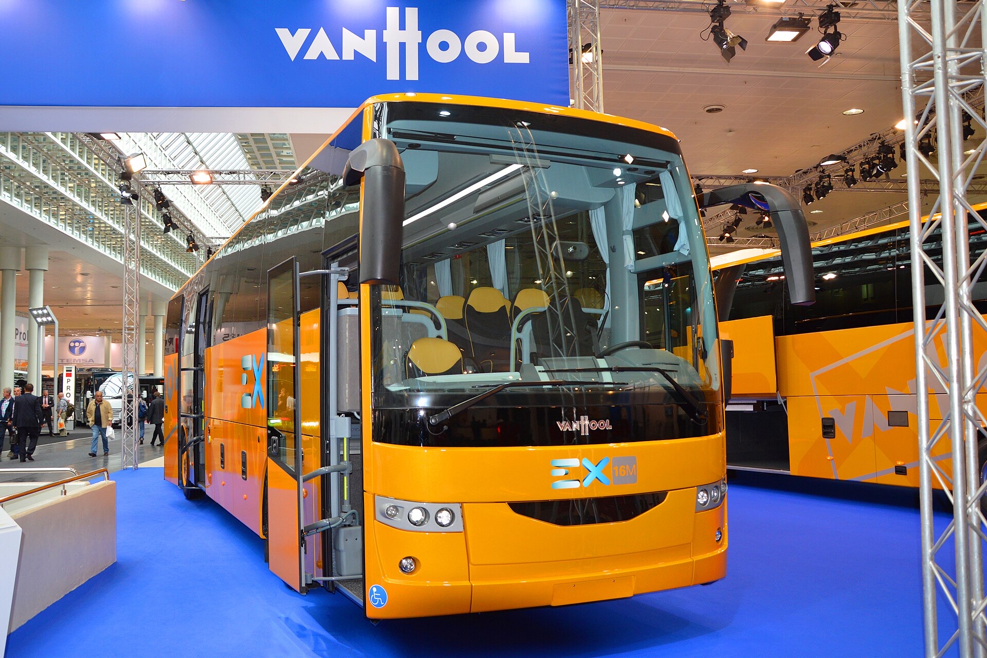 Oranje touringcar van voren